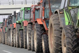 Οι αγρότες κλείνουν από αύριο τις εθνικές οδούς και κατεβαίνουν με τα τρακτέρ στην Αθήνα