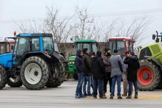 Αγρότες περίμεναν τη Νίκη Κεραμέως πάνω στα τρακτέρ για να της δώσουν υπόμνημα με τα αιτήματά τους στα Γρεβενά
