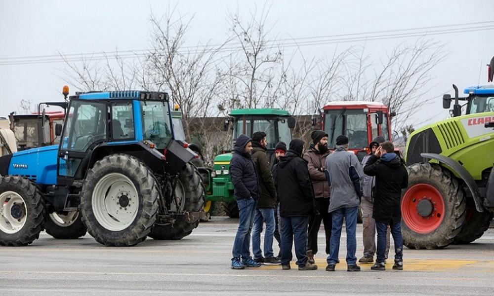 Αγρότες περίμεναν τη Νίκη Κεραμέως πάνω στα τρακτέρ για να της δώσουν υπόμνημα με τα αιτήματά τους στα Γρεβενά