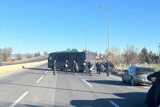 Ξεκίνησαν τα μπλόκα - Αγρότες έχουν κλείσει για μισή ώρα τον κόμβο της Νίκαιας στη ΠΑΘΕ (ΦΩΤΟ)