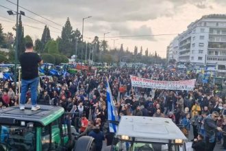 Κατέκλυσαν το Σύνταγμα οι αγρότες: Με κόρνες και συνθήματα έξω από τη Βουλή - Συλλαλητήριο με τη συμμετοχή αγροκτηνοτρόφων της Αχαΐας (ΦΩΤΟ)