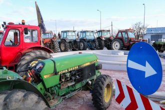 Σκληραίνουν τις κινητοποιήσεις τους οι αγρότες - Προχωρούν σε πολύωρους αποκλεισμούς