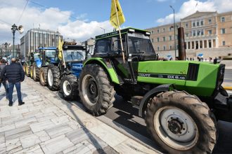 Αγρότες: Εφτασαν τα τρακτέρ στο Σύνταγμα – Κλείνει δρόμους η ΕΛΑΣ (ΦΩΤΟ)