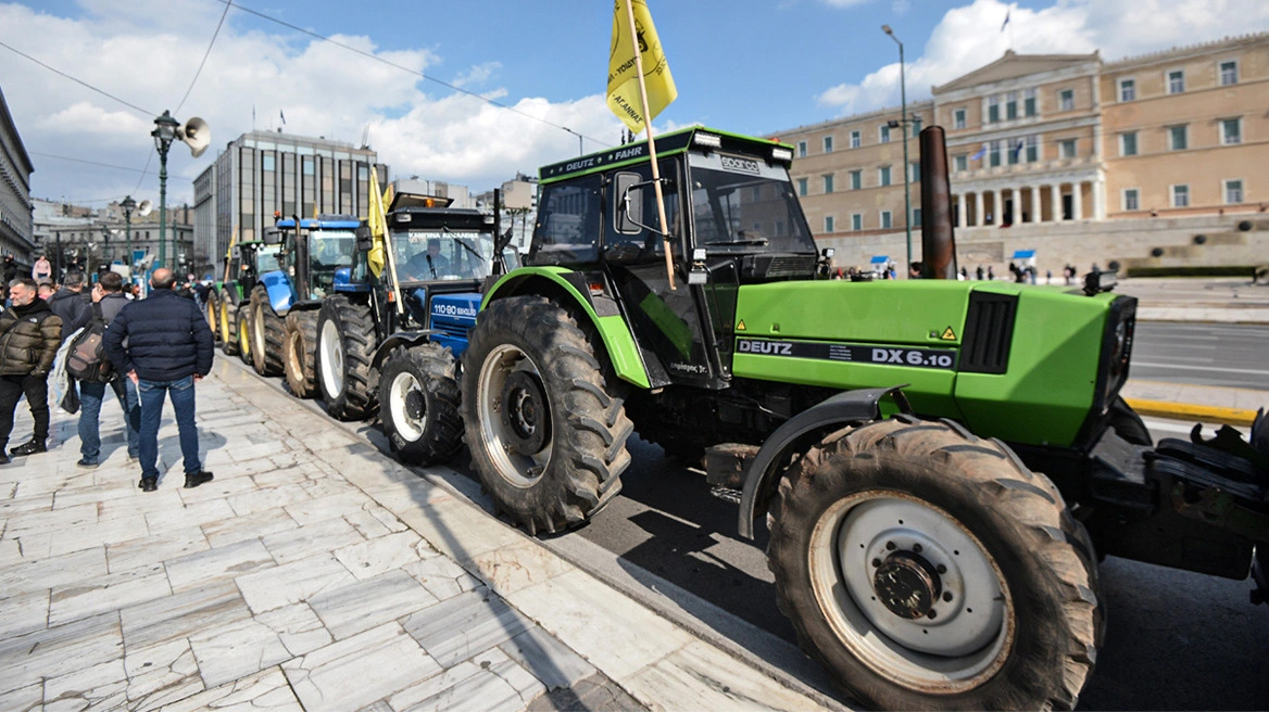 Αγρότες: Εφτασαν τα τρακτέρ στο Σύνταγμα – Κλείνει δρόμους η ΕΛΑΣ (ΦΩΤΟ)