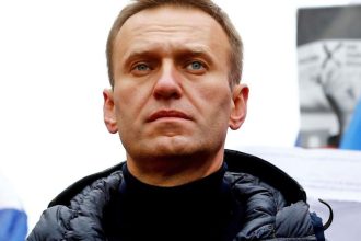 Παραδόθηκε στη μητέρα του Ναβάλνι η σορός του