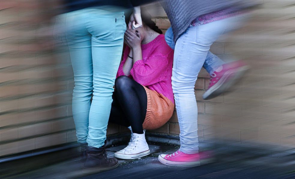 Παραδόθηκε η 15χρονη που χτύπησε συμμαθήτριά της – Απολογείται σήμερα