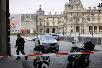 Άνδρας στο Παρίσι απείλησε αστυνομικούς με χασαπομάχαιρο - Τον σκότωσαν αφού του έριξαν με τέιζερ και δεν έπιασε