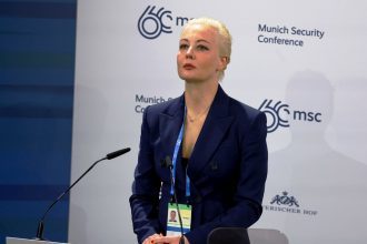 «Ο Πούτιν δεν θα μείνει ατιμώρητος για τον θάνατο του συζύγου μου», λέει η Γιούλια Ναβάλναγια