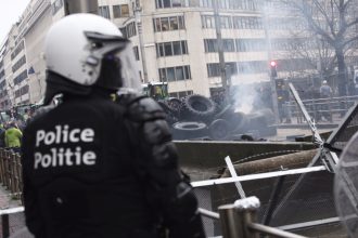 Ένταση στις Βρυξέλλες: Αγρότες σπάνε τα κιγκλιδώματα της αστυνομίας έξω από την έδρα της ΕΕ