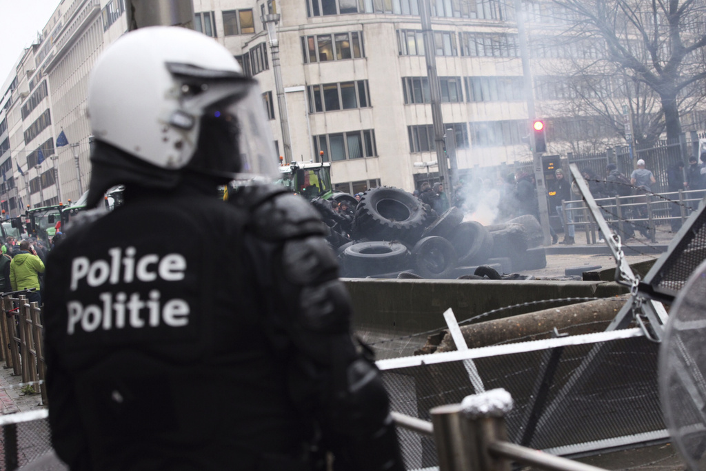 Ένταση στις Βρυξέλλες: Αγρότες σπάνε τα κιγκλιδώματα της αστυνομίας έξω από την έδρα της ΕΕ