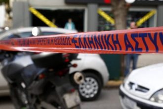 «Διαλέξαμε τη λευτεριά» - Το γράμμα που άφησε το ζευγάρι πριν κόψει τις φλέβες του μέσα στο διαμέρισμα στα Εξάρχεια