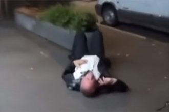 Αντιδράσεις με πρώην αναπληρωτή πρωθυπουργό Αυστραλίας – Μεθυσμένος και ξαπλωμένος στο δρόμο