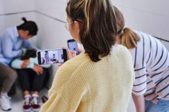 Ανήλικες χτύπησαν 17χρονη σε ΕΠΑΛ και βιντεοσκόπησαν τις πράξεις τους! Δύο συλλήψεις