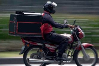 Οδηγός... δάγκωσε και έκοψε το αυτί ντελιβερά για μια προσπέραση