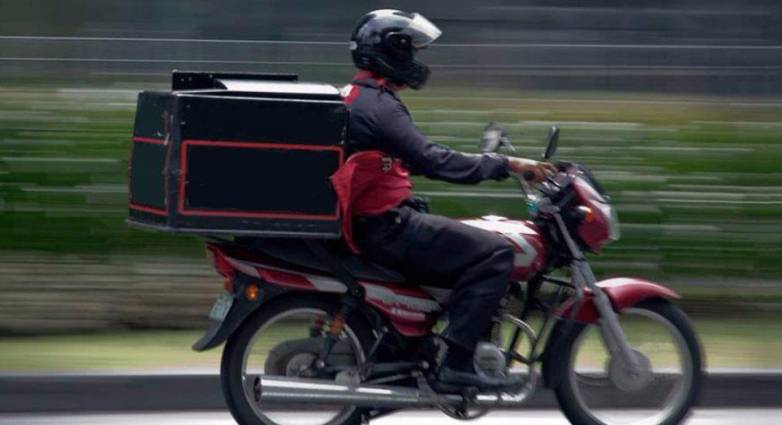 Οδηγός... δάγκωσε και έκοψε το αυτί ντελιβερά για μια προσπέραση