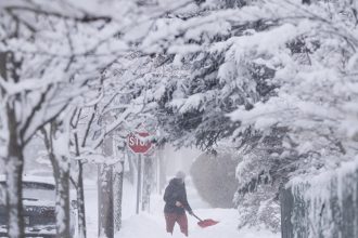 «Ιστορική» χιονοθύελλα παραλύει τον Καναδά