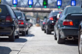 Ανατροπή νταλίκας στην Ε.Ο. Αθηνών - Λαμίας στο ύψος του Αυλώνα - Ουρές χιλιομέτρων