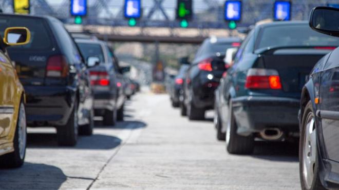 Ανατροπή νταλίκας στην Ε.Ο. Αθηνών - Λαμίας στο ύψος του Αυλώνα - Ουρές χιλιομέτρων