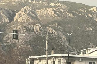 Ασθενοφόρο συγκρούστηκε με αυτοκίνητο που σταμάτησε στο φανάρι