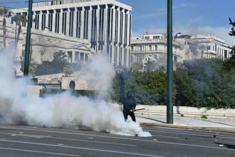Αθήνα: Σοβαρά επεισόδια κατά τη διάρκεια της μεγάλης συγκέντρωσης για τη θλιβερή επέτειο από την τραγωδία των Τεμπών- ΒΙΝΤΕΟ - ΦΩΤΟ