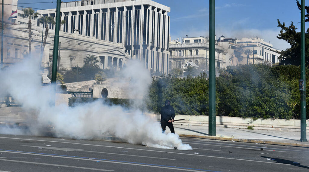 Αθήνα: Σοβαρά επεισόδια κατά τη διάρκεια της μεγάλης συγκέντρωσης για τη θλιβερή επέτειο από την τραγωδία των Τεμπών- ΒΙΝΤΕΟ - ΦΩΤΟ