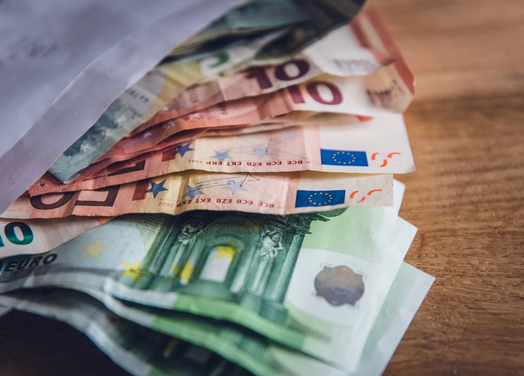 Εφάπαξ και επιδόματα από ΕΦΚΑ και ΔΥΠΑ: Ποιοι πληρώνονται από Δευτέρα