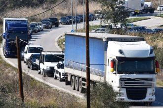 Άνοιξε η Εθνική Αθηνών-Λαμίας μετά τον αποκλεισμό από τους αγρότες που προκάλεσε ουρές 15 χλμ!