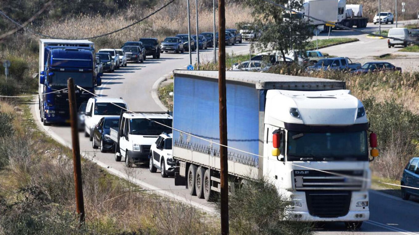 Άνοιξε η Εθνική Αθηνών-Λαμίας μετά τον αποκλεισμό από τους αγρότες που προκάλεσε ουρές 15 χλμ!
