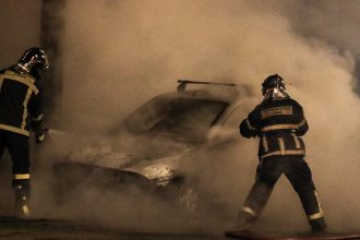 Στις φλόγες τρία αυτοκίνητα