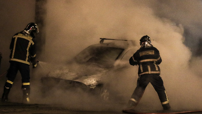 Στις φλόγες τρία αυτοκίνητα