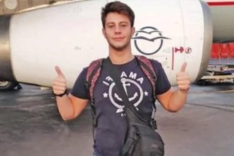 Τέμπη: «Ο Γεράσιμος είναι σε κώμα μετά από έναν χρόνο» λέει η μητέρα του μοναδικού επιζώντα από το πρώτο βαγόνι