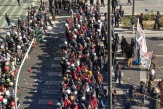 Συγκρούσεις μεταξύ φοιτητών στο πανεκπαιδευτικό συλλαλητήριο της Αθήνας - Αναφορές για τραυματίες (ΦΩΤΟ)