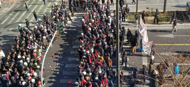 Συγκρούσεις μεταξύ φοιτητών στο πανεκπαιδευτικό συλλαλητήριο της Αθήνας - Αναφορές για τραυματίες (ΦΩΤΟ)