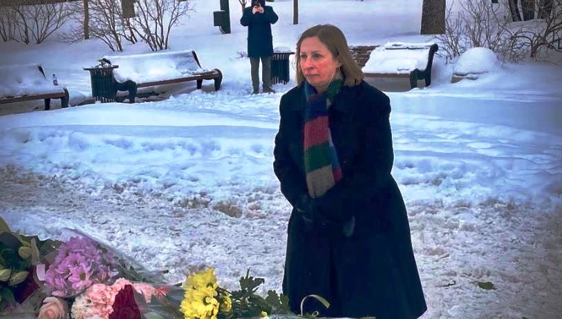 Ρωσία: Η πρέσβειρα των ΗΠΑ στη Ρωσία επισκέφθηκε ένα μνημείο για τον Αλεξέι Ναβάλνι