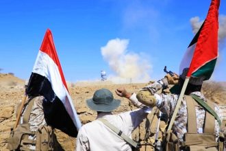 Ερυθρά Θάλασσα: Οι Χούτι δεσμεύονται να ανταποδώσουν τις αεροπορικές επιδρομές των ΗΠΑ και της Βρετανίας