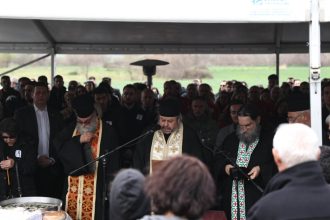 Τραγωδία στα Τέμπη: Λύγισε ο ιερέας την ώρα που διάβαζε τα ονόματα των 57 θυμάτων - Δείτε βίντεο