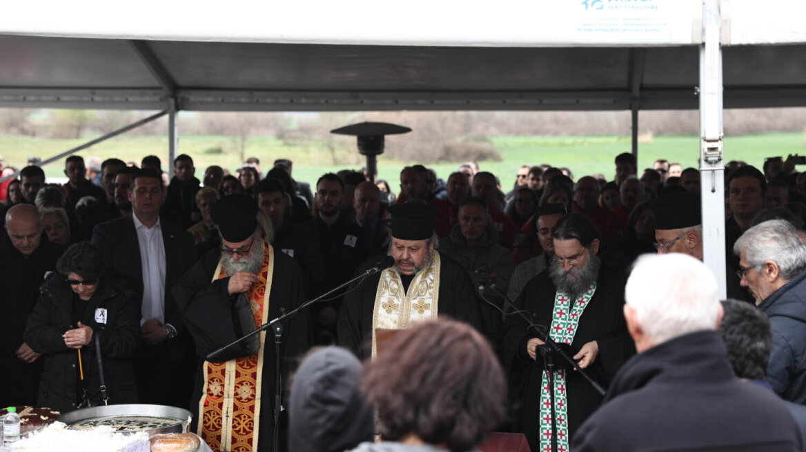 Τραγωδία στα Τέμπη: Λύγισε ο ιερέας την ώρα που διάβαζε τα ονόματα των 57 θυμάτων - Δείτε βίντεο