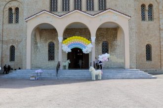 Ραφαέλα Πιτσικάλη: Ντυμένοι στα λευκά είπαν το τελευταίο αντίο στην 21χρονη που έδωσε σκληρή μάχη με τον καρκίνο (ΦΩΤΟ)