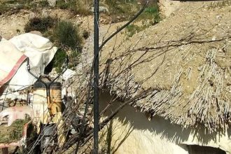 Πώς αποκαλύφθηκε το θρίλερ με την πολύτεκνη οικογένεια που ζούσε σε λαγούμι – Ο τραυματισμός αστυνομικού, η περιπετειώδης καταδίωξη, το τούνελ και τα τόξα