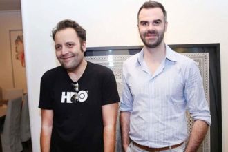 Ο Αύγουστος Κορτώ παντρεύεται τον σύντροφό του – Η αναγγελία του γάμου τους