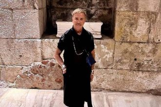 Λάκης Γαβαλάς: «Δεν μπορώ να διανοηθώ να πάρω ένα υιοθετημένο παιδί ή από παρένθετη μητέρα»