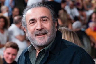 Ο Λάκης Λαζόπουλος επιστρέφει στην τηλεόραση – Σε ποια σειρά θα τον δούμε