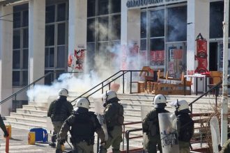 Επεισόδια με πέτρες και χημικά στο ΑΠΘ - Τα ΜΑΤ μπήκαν στο χώρο του πανεπιστημίου