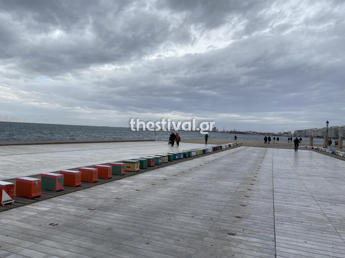 Θεσσαλονίκη: Μελισσοκόμοι έστησαν άδειες κυψέλες στον Λευκό Πύργο