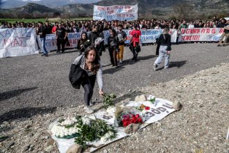 Επιμνημόσυνη δέηση για τους 57 νεκρούς των Τεμπών – Δάκρυα και οργή από φοιτητές