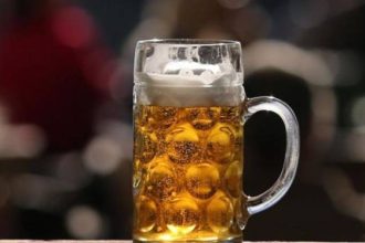 Κρασί και μπίρα κρατούν τα σκήπτρα των αγαπημένων ποτών για τους Ελληνες