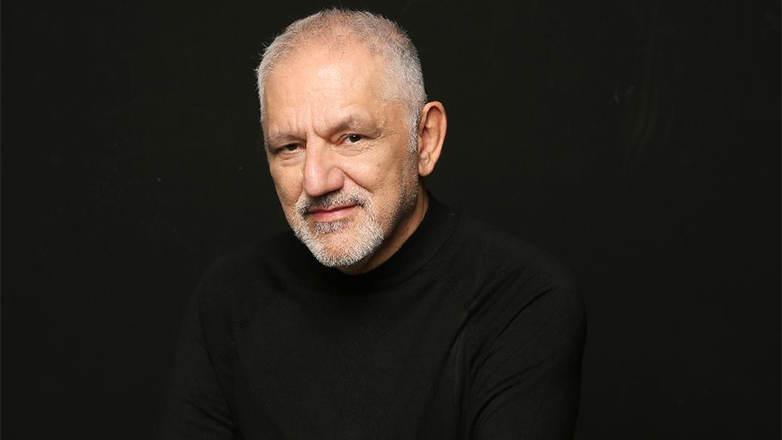 «Εδώ είναι το ταξίδι»: Ο Νίκος Πορτοκάλογλου στο Μέγαρο Μουσικής Αθηνών