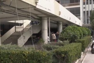 Μπάχαλο στο ΑΠΘ: Ανακατάληψη της νομικής σχολής από φοιτητές μόλις έφυγαν τα ΜΑΤ