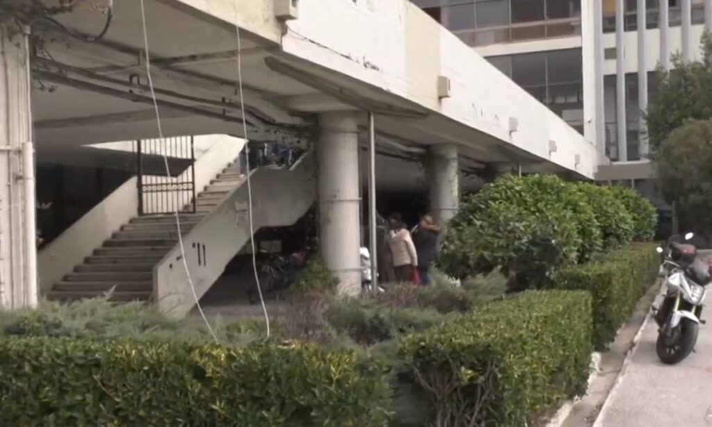 Μπάχαλο στο ΑΠΘ: Ανακατάληψη της νομικής σχολής από φοιτητές μόλις έφυγαν τα ΜΑΤ