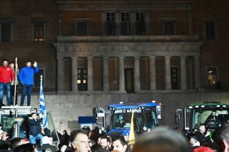 Ολονυχτία στο Σύνταγμα με τρακτέρ για τους αγρότες - Αποφασίζουν μέχρι την Πέμπτη στα μπλόκα για την περαιτέρω στάση τους